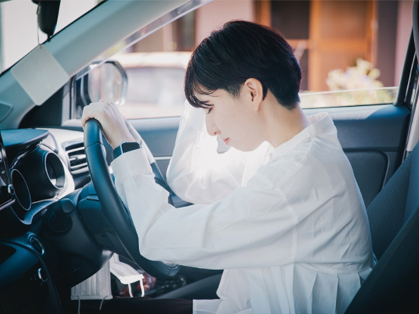 交通事故を起こした女性