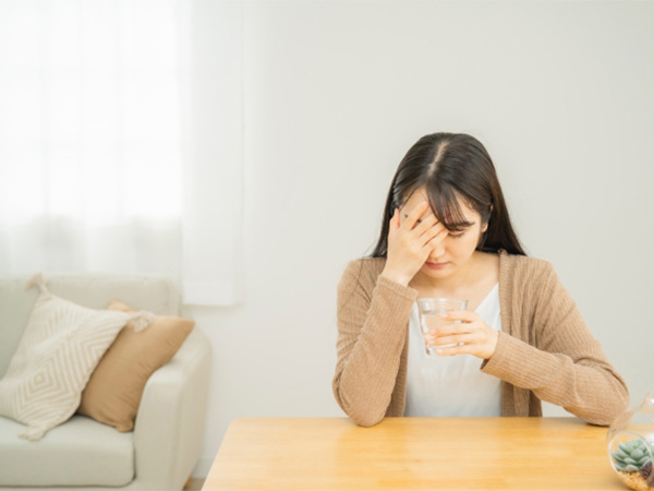 頭痛がつらい女性