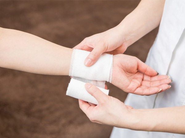手首に包帯を巻いている画像
